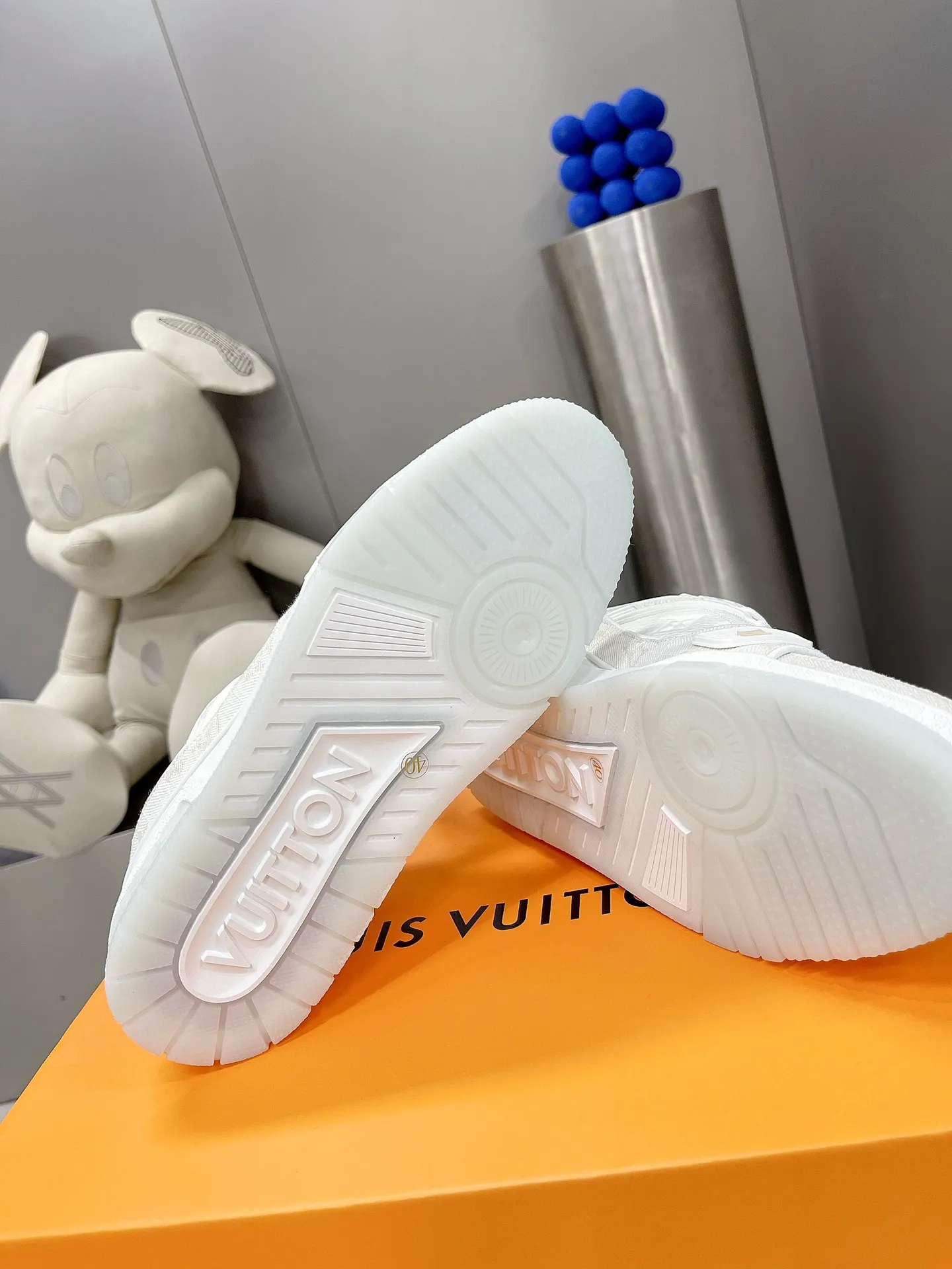 👟👟Ex-factory price 840👟👟Women's shoes and women's clothing, the highest version on the Internet⚠️Feel free to compare! 2021🔥New model, purchase quality LV~Louis Vuitton by Virgin Abloh’s best-looking sneakers, Donkey Brand strongly recommends new products, official website limited edition retro basketball sneakers! Both high-top and low-top cost money to purchase the original 1:1 accurate replica, the details are invincible, full of sincerity, imported customized original cowhide, the original package method is the same, the details are 100% restored, the private model customizes the original one-piece T👟👟factory price U outsole, different from other brands, without the original version, this effect cannot be achieved! 35-45 (46 is custom-made and non-refundable) Some colors are available in women’s styles